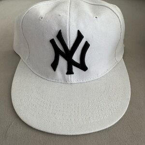New York Yankees White Baseball Cap with Black Logo size 7 3/8